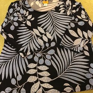 Ruby Rd size 2X tunic top w navy background.